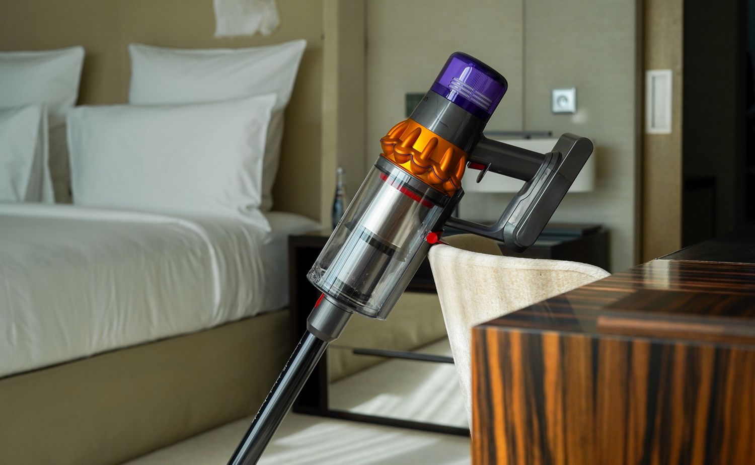 Écran LCD du V11 alors qu'il aspire la poussière sur un tapis et un sol dur